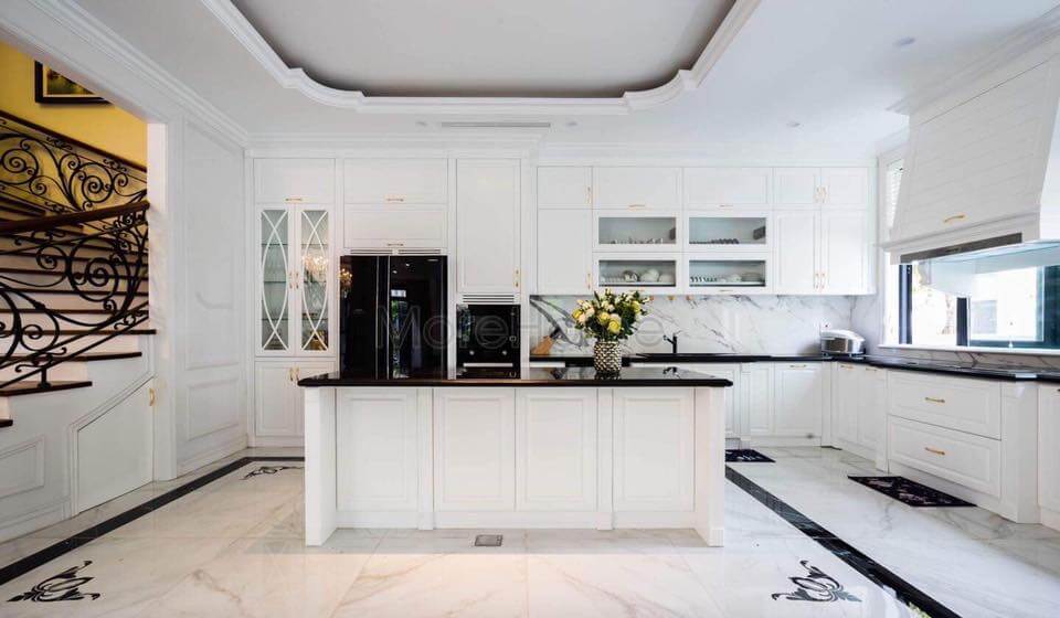 Toàn bộ không gian phòng bếp lấy tông gỗ trắng làm chủ đạo, giúp phòng rộng hơn thực tế Tủ bếp màu trắng và tủ bếp màu nâu đẹp