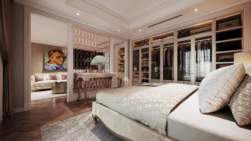 Bàn gỗ tân cổ điển kết hợp vách ngăn trang trí mạ vàng tạo nên không gian sang trọng, đẳng cấp cho phòng ngủ master cao cấp. Mẫu thiết kế nội thất chung cư đẹp